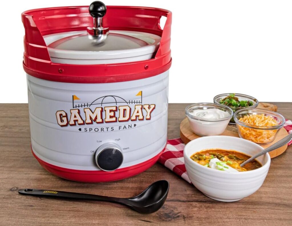 Nostalgia Game Day 4-Quart Kickin’ Keg Slow Cooker with Lid and Ladle, Long-Lasting Ceramic Material and Keg-Like Appearance, Cooks Chicken Wings, Meatballs, Chilli, Cheese, Soup, Stews, and More